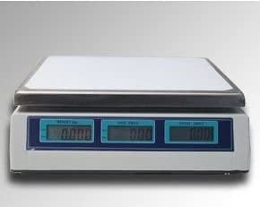 Digitale weegschaal voor commercieel gebruik met een stevig kunststof ontwerp. Het heeft een groot, plat oppervlak met een witte afwerking en beschikt over meerdere digitale displays voor het nauwkeurig weergeven van gewichten. De weegschaal is geschikt voor het wegen van diverse producten, met een maximale capaciteit die kan variëren naar gelang het model. Het apparaat kenmerkt zich door gebruiksvriendelijkheid en is ideaal voor toepassingen in winkels en horeca. De weegschaal is ontworpen met een oog op duurzaamheid, met efficiënte energieverbruik functie.