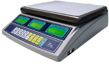 Digitale weegschaal van Green Trading XXL, geschikt voor commercieel gebruik. Voorzien van een robuuste, metalen weegschaalplaat met een groot oppervlak voor het wegen van verschillende producten. De weegschaal heeft een duidelijk display met drie digitale uitlezingen, wat zorgt voor nauwkeurige en gemakkelijke aflezingen. Bedieningsknoppen maken snelle instellingen mogelijk. Deze weegschaal is ontworpen voor duurzaamheid en functionaliteit, ideaal voor gebruik in winkels en markten. Geschikt voor het wegen van zowel kleine als grotere items.