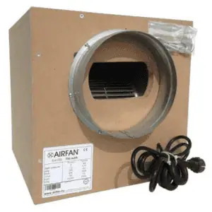 Luchtventilator van het merk Airfan, model 64-750. Deze ventilator is ontworpen voor een luchtverplaatsing van 750 m³/h. Gemaakt van hoogwaardige materialen met een stevige afwerking. De kleur is natuurlijk bruin, passend bij de omhuizing van MDF. De ventilator heeft een ronde uitlaat met een diameter van 150 mm. Het product wordt geleverd inclusief bevestigingsmaterialen en een netsnoer. Geschikt voor gebruik in verwarmingssystemen, ventilatie en luchtverversing. Milieuvriendelijke keuze door energiezuinige werking.