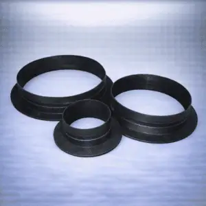 Gummi flenzen set bestaande uit drie zwarte flenzen in verschillende maten, gebruikt voor toepassing in de water- en afvalwaterindustrie. Gemaakt van duurzaam rubber materiaal voor een lange levensduur en weerstand tegen slijtage. Ideaal voor het bevestigen van leidingen en het creëren van betrouwbare afdichtingen. De flenzen zijn voorzien van bevestigingsgaten voor eenvoudige installatie en zijn geschikt voor diverse systeemconfiguraties.