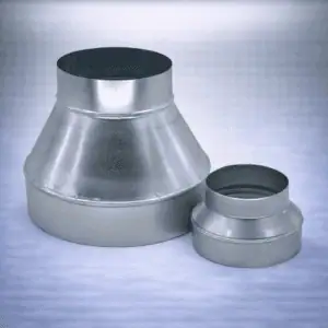 Duitse alt-tekst:Metalen ventilatiekoppelingen in verschillende maten. De grotere koppeling heeft een conisch ontwerp en is geschikt voor ventilatiesystemen. De kleinere koppeling is rond en kan worden gebruikt voor verschillende toepassingen in de luchtcirculatie. Beide zijn vervaardigd uit duurzaam, stevig metaal en zijn ontworpen voor een lange levensduur.