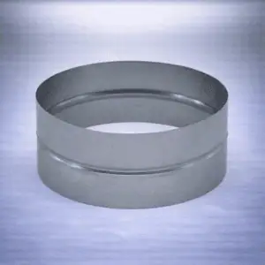 Rond metalen gaasvorm, vervaardigd uit duurzaam verzinkt staal. De vorm is geschikt voor gebruik in de keuken, bijvoorbeeld voor het maken van gebak of het vormen van gerechten. De afmetingen zijn gestandaardiseerd, waardoor het gemakkelijk te integreren is in verschillende kookprocessen. Dit product biedt een milieuvriendelijke keuze door de lange levensduur van het materiaal en de recycleerbaarheid.