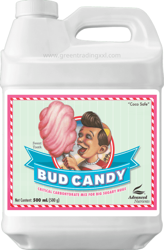 Die Advanced Nutrients Bud Candy 500 ml besteht aus einer weißen Kanne mit einem farbenfrohen Etikett im Retro-Stil, das einen Cartoon-Jungen zeigt, der rosa Zuckerwatte in der Hand hält, und enthält Produktdetails sowie das Logo von Advanced Nutrients.