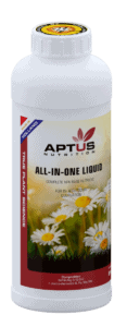 Op een witte fles met de tekst "Aptus All-in-One Liquid 1 ltr" staan madeliefjes en een rode banner met de tekst "True Plant Science". Het wordt beschreven als een complete NPK basisvoeding voor plantenteelt.