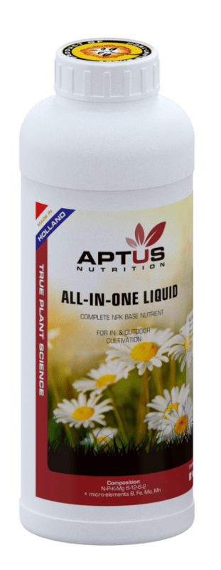 Op een witte fles met de tekst "Aptus All-in-One Liquid 1 ltr" staan madeliefjes en een rode banner met de tekst "True Plant Science". Het wordt beschreven als een complete NPK basisvoeding voor plantenteelt.