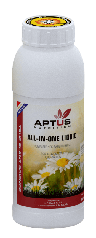 Aptus All-in-One Liquid 500 ml zit in een witte plastic fles met afbeeldingen van bloemen en gras. Het etiket benadrukt dat het een complete NPK-basisvoeding is voor de binnen- en buitenplantenteelt.