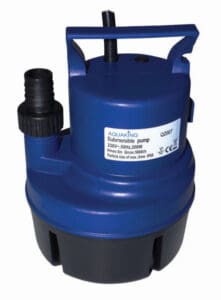 Tauchpumpe van Aquaking, model Q2007, met een vermogen van 200 watt en een spanning van 230V op 50Hz. De pomp heeft een maximale doorvoer van 5000 liter per uur en is geschikt voor het verpompen van water met deeltjes tot 25 mm. Het ontwerp omvat een handvat voor eenvoudige bediening en transport. Ideaal voor gebruik in tuinen, kelderpompen en bij overstromingen. Duurzaam gebouwd en voldoet aan de CE-normen voor veiligheid en betrouwbaarheid.