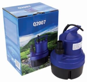 Schroefpomp model Q2007 van AquaKing, ontworpen voor het efficiënt afvoeren van water. Gemaakt van duurzame kunststof in een blauwe kleur, met een stevige zwarte basis. Geschikt voor verschillende toepassingen, zoals het afpompen van plassen, kelders of andere wateroverlastsituaties. De pomp heeft een compact formaat, waardoor deze gemakkelijk te hanteren en te plaatsen is. Inclusief aansluitingen voor slangen, geschikt voor een breed scala aan aansluitingen. Geschikt voor gebruik met een stroomvoorziening van 230V, wat bijdraagt aan een energievriendelijke werking.