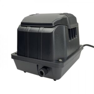 Luchtpomp voor aquaria of vijvers, uitgevoerd in zwart plastic. Het apparaat heeft een compact ontwerp met ventilatieopeningen voor efficiënte warmteafvoer. Geschikt voor het beluchten van water in verschillende formaten. Ideaal voor aquatische toepassingen die een stabiele zuurstoftoevoer vereisen. Geschikt voor gebruik in zowel zoet- als zoutwateromgevingen.