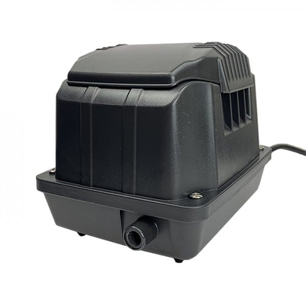 Luchtpomp voor aquaria of vijvers, uitgevoerd in zwart plastic. Het apparaat heeft een compact ontwerp met ventilatieopeningen voor efficiënte warmteafvoer. Geschikt voor het beluchten van water in verschillende formaten. Ideaal voor aquatische toepassingen die een stabiele zuurstoftoevoer vereisen. Geschikt voor gebruik in zowel zoet- als zoutwateromgevingen.