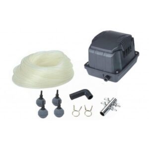 Aquarium luchtpomp set bestaande uit een luchtpomp, luchtleiding, luchtstenen, en benodigde accessoires. De luchtpomp is vervaardigd van duurzaam kunststof, en heeft een zwarte kleur. De meegeleverde luchtleiding is transparant en biedt flexibiliteit bij de installatie. Deze set is ontworpen voor gebruik in aquaria, waarin het zorgt voor zuurstofvoorziening en een betere watercirculatie. De luchtstenen zijn ontworpen om luchtbellen te creëren voor een optimale aeratie. Geschikt voor zowel zoetwater- als zoutwateraquaria.