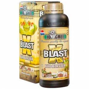 Bio Green X Blast Bud Blaster, een biologische voedingsstof voor planten, is verpakt in een zwarte fles met een inhoud van 1 liter. Dit product is ontworpen om de bloei en de ontwikkeling van bloemen te stimuleren. De fles is voorzien van een kunststof dop en is omgeven door een doos met een opvallend goudkleurig ontwerp. X Blast Bud Blaster bevat een mix van natuurlijke ingrediënten en is geschikt voor gebruik in zowel binnen- als buitentuin. Het product is gericht op duurzaamheid en milieuvriendelijkheid.