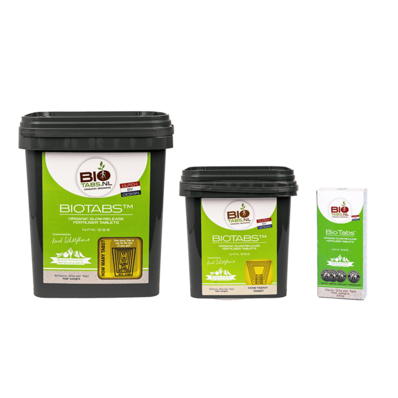 Drie Biotabs meststofcontainers van verschillende grootte met groene en witte etiketten staan op een rij tegen een witte achtergrond. Op de containers staat het Biotabs-logo en productinformatie.