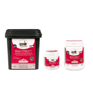 Drie containers Bio Tabs Bactrex microbiële plantversterker, elk in verschillende maten, met zwarte deksels en rood-witte etiketten met productinformatie en certificeringen, tegen een witte achtergrond.