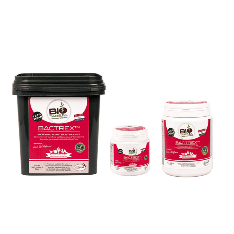 Drie containers Bio Tabs Bactrex microbiële plantversterker, elk in verschillende maten, met zwarte deksels en rood-witte etiketten met productinformatie en certificeringen, tegen een witte achtergrond.