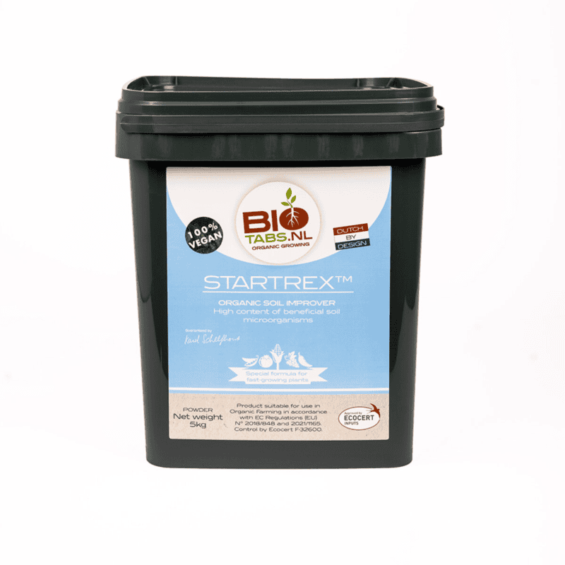 Een zwart plastic potje BioTabs.NL Startrex Organic Soil Improver met een groen deksel en productlabels waarop staat dat het 100% veganistisch is, 5 kg weegt en nuttige bodemmicro-organismen bevat.