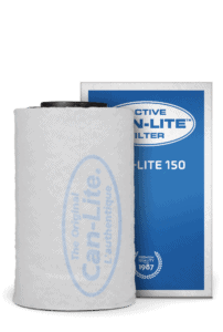 Aktiver Can-Lite Filter 150, ontworpen voor luchtfiltratie in kweekruimten. Het filter is cilindervormig, vervaardigd uit hoogwaardig materiaal en heeft een witte kleur. Dit product meet 150 mm in diameter en is geschikt voor gebruik met ventilatiesystemen, waarbij het helpt om ongewenste geuren en verontreinigingen te verminderen. Het filter is duurzaam en heeft milieuvriendelijke eigenschappen die bijdragen aan een gezonde kweekomgeving.