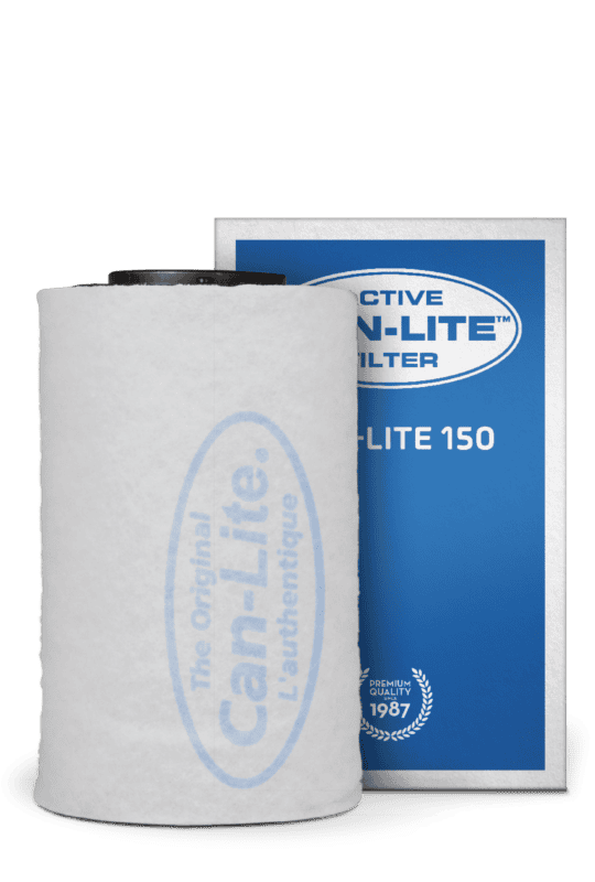 Aktiver Can-Lite Filter 150, ontworpen voor luchtfiltratie in kweekruimten. Het filter is cilindervormig, vervaardigd uit hoogwaardig materiaal en heeft een witte kleur. Dit product meet 150 mm in diameter en is geschikt voor gebruik met ventilatiesystemen, waarbij het helpt om ongewenste geuren en verontreinigingen te verminderen. Het filter is duurzaam en heeft milieuvriendelijke eigenschappen die bijdragen aan een gezonde kweekomgeving.