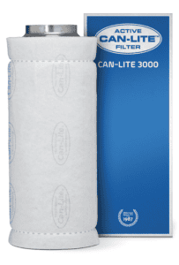 Aktiver Can-Lite™ Filter, model Can-Lite 3000, geschikt voor luchtfiltratie. Dit cilindrische filter is vervaardigd uit lichtgewicht, duurzaam materiaal. Het heeft een hoogte van ongeveer 60 cm en een diameter van 15 cm, waardoor het geschikt is voor verschillende ventilatiesystemen. Het filter is ontworpen voor gebruik in zowel commerciële als huishoudelijke omgevingen, met een nadruk op efficiënte geur- en stofverwijdering. Het product is recyclebaar en draagt bij aan duurzame luchtkwaliteit.