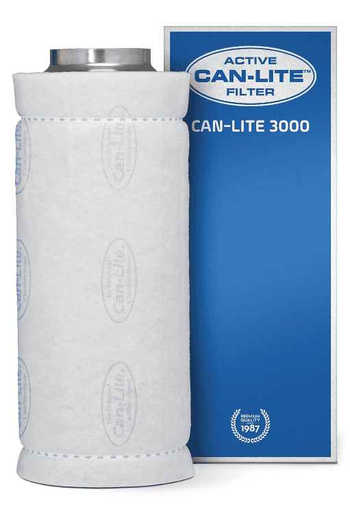 Aktiver Can-Lite™ Filter, model Can-Lite 3000, geschikt voor luchtfiltratie. Dit cilindrische filter is vervaardigd uit lichtgewicht, duurzaam materiaal. Het heeft een hoogte van ongeveer 60 cm en een diameter van 15 cm, waardoor het geschikt is voor verschillende ventilatiesystemen. Het filter is ontworpen voor gebruik in zowel commerciële als huishoudelijke omgevingen, met een nadruk op efficiënte geur- en stofverwijdering. Het product is recyclebaar en draagt bij aan duurzame luchtkwaliteit.