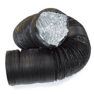 Een flexibel zwart ventilatiekanaal met een glanzende zilveren binnenvoering is opgerold op een witte achtergrond.