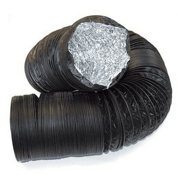 Een flexibel zwart ventilatiekanaal met een glanzende zilveren binnenvoering is opgerold op een witte achtergrond.