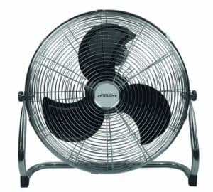 Ventilator van het merk Fantline, ontworpen voor efficiënt koelen van ruimtes. Het apparaat bevat drie zwarte kunststof bladen en heeft een diameter van 40 cm. De behuizing is vervaardigd uit metaal met een chroomafwerking, wat bijdraagt aan de duurzaamheid. Dit model is geschikt voor zowel thuisgebruik als in commerciële omgevingen. Het biedt een hoog rendement bij een laag energieverbruik en is eenvoudig in gebruik. Ideaal voor het creëren van een comfortabele luchtcirculatie, vooral tijdens warmere maanden.