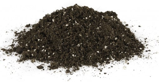 Dunne potgrond, geschikt voor tuin- en kamerplanten. De mix bevat organisch materiaal en perliet voor drainage, wat zorgt voor een goede luchtcirculatie rond de wortels. De donkergroene kleur wijst op een rijke voedingsstofsamenstelling. Deze potgrond is 100% biologisch afbreekbaar en bevorderlijk voor een duurzame tuinbouwtoepassing. Geschikt voor zowel binnenshuis als buitenshuis gebruik, met een korrelgrootte die optimaal water vasthoudt en een goede structuur biedt voor plantengroei. Leverbaar in verschillende formaten, afhankelijk van de behoefte aan potgrond.