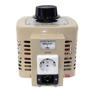 Energieconverter in beige, ontworpen voor het aanpassen van voltages. Voorzien van een analoge meter voor outputweergave, een input- en outputaansluiting. Geschikt voor verschillende toepassingen in elektronica en apparaten. Compact formaat en robuuste constructie gericht op efficiënt energiebeheer. Milieuvriendelijk door vermindering van energieverlies.