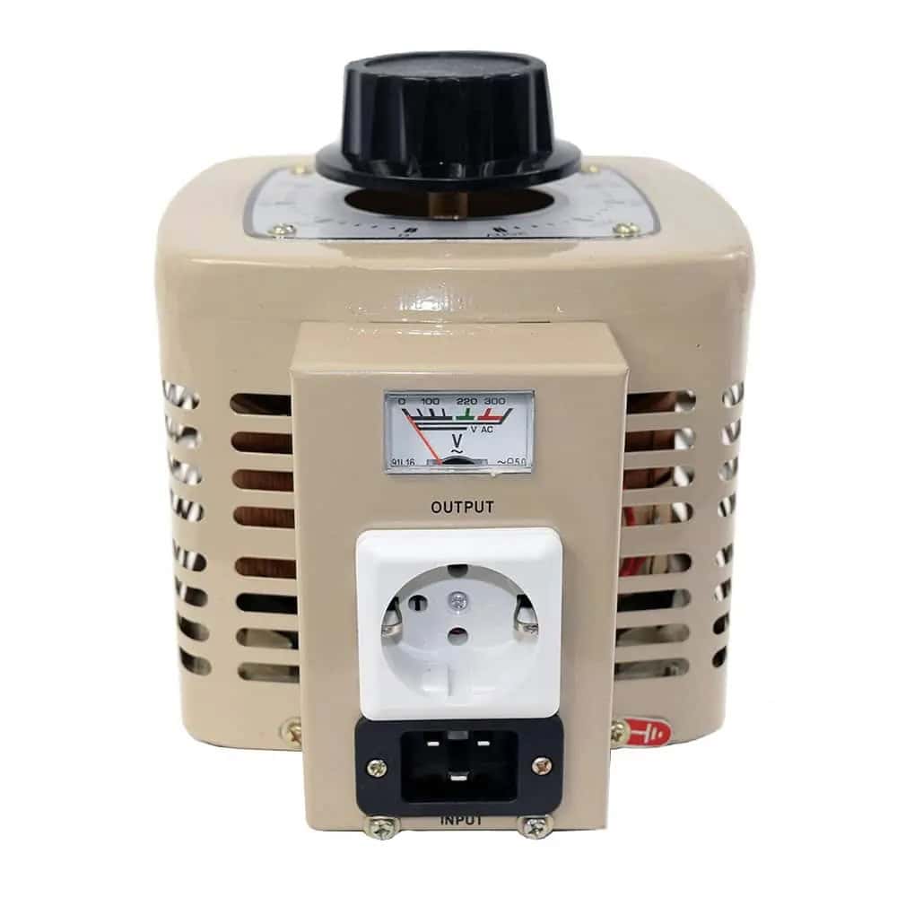 Energieconverter in beige, ontworpen voor het aanpassen van voltages. Voorzien van een analoge meter voor outputweergave, een input- en outputaansluiting. Geschikt voor verschillende toepassingen in elektronica en apparaten. Compact formaat en robuuste constructie gericht op efficiënt energiebeheer. Milieuvriendelijk door vermindering van energieverlies.