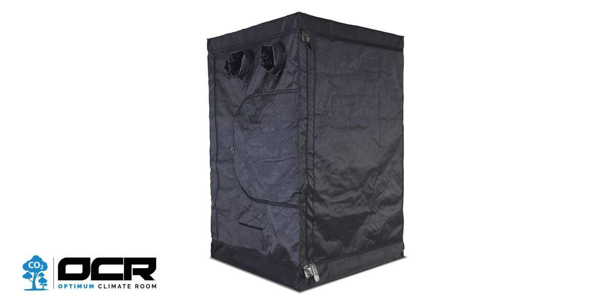 Kweektent van Green Trading XXL, gemaakt van duurzame, weerbestendige materialen. De tent heeft een zwarte kleur en een praktische afmeting, wat ideaal is voor het aanleggen van een optimale groeiomgeving. Voorzien van ventilatieopeningen voor luchtcirculatie en eenvoudig te openen ritsen voor gebruiksgemak. Geschikt voor zowel binnen- als buitengebruik in tuinprojecten, met een focus op het bevorderen van een gezonde plantengroei.