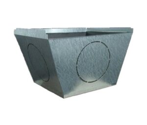 Gecoate metalen container met een vierkante basis en schuine zijden. Gemaakt van duurzaam gegalvaniseerd staal, wat zorgt voor een lange levensduur en weerbestendigheid. De container heeft twee ronde uitsparingen aan de zijkanten en is geschikt voor verschillende toepassingen, zoals afvalverzameling of het opbergen van materialen. De afmetingen maken deze container veelzijdig inzetbaar in zowel binnen- als buitenomgevingen.