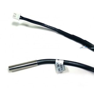 Temperatuursonde met een metalen voeler en een kabel. De sonde is ontworpen voor nauwkeurige temperatuurmeting in diverse toepassingen. De metalen voeler heeft een cilindrische vorm en is gemaakt van roestvrij staal, wat zorgt voor duurzaamheid en gemakkelijke reiniging. De kabel is kordelvormig, flexibel en voorzien van een connector voor eenvoudige aansluiting. Geschikt voor gebruik in verwarmingssystemen, koelsystemen en industriële processen. Het product is ontworpen met aandacht voor milieuvriendelijkheid en efficiëntie.