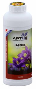 Aptus P-Boost 1 ltr, witte fles, gele dop met logo, rode streep met tekst, label met paarse bloemen.