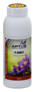 Aptus P-Boost fles, wit plastic, 500 ml, etiket met paarse bloemen, groene bladeren, tekst True Plant Science en Specialty Boosters.