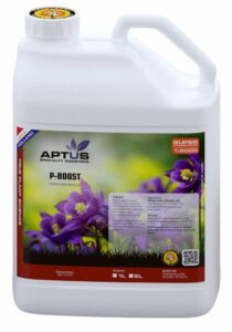 Aptus P-Boost 5 ltr, witte kunststof jerrycan met handvat, kleurrijk etiket met paarse bloemen, inhoud 5 liter.