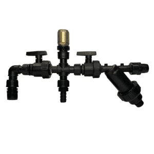Een zwart plastic irrigatieventiel met twee handgrepen, connectoren, een messingkleurig onderdeel bovenaan en een schuin filter aan de rechterkant, alles tegen een witte achtergrond.