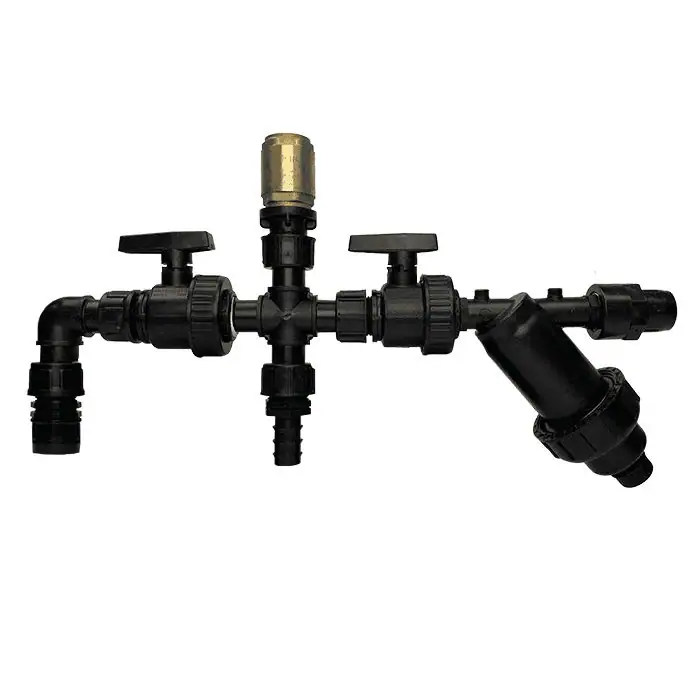 Een zwart plastic irrigatieventiel met twee handgrepen, connectoren, een messingkleurig onderdeel bovenaan en een schuin filter aan de rechterkant, alles tegen een witte achtergrond.