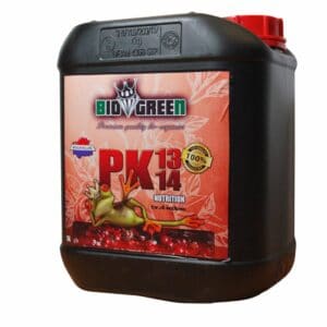 PK 13-14 voeding van Biogreen, verpakt in een 5 liter plastic container. Dit organische voedingsmiddel is speciaal ontwikkeld voor alle soorten mediterrane planten. De verpakking toont een afbeelding van een kikker en is kenmerkend voor de milieuvriendelijke kenmerken van het product. De verhouding van de voedingsstoffen benadrukt de hoge fosfor- en kaliuminhoud, wat de bloei en vruchtzetting bevordert. Made in Holland, geschikt voor biologisch tuinieren.