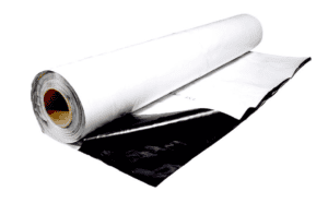 Duurzame, dubbelzijdige landbouwfolie met een witte bovenlaag en een zwarte onderlaag. Deze folie, geproduceerd van hoogwaardige materialen, is ontworpen voor gebruik in de tuinbouw en biedt bescherming aan gewassen. De rol heeft een standaardformaat, ideaal voor diverse toepassingen in zowel professionele als particuliere tuinen. Door het gebruik van milieuvriendelijke materialen draagt deze folie bij aan een duurzame teeltpraktijk.