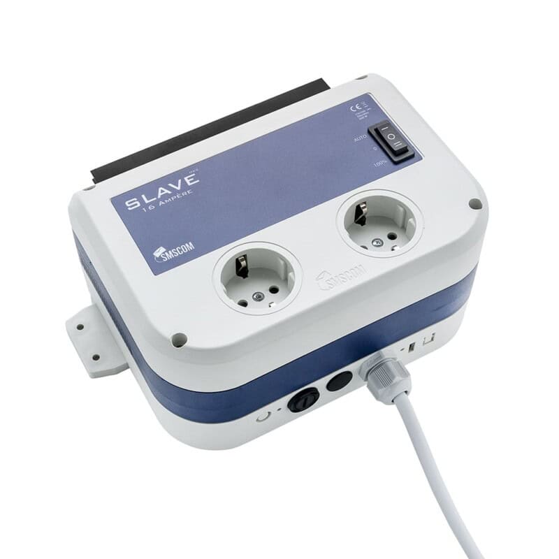 SLAVE 16 Ampere verdeeldoos met twee schuko-aansluitingen. Gemaakt van duurzaam kunststof in wit en blauw. Voorzien van een aan/uit-schakelaar en een beschermingsschakelaar voor extra veiligheid. Geschikt voor gebruik in zowel binnen- als buitenomgevingen. Ideaal voor het verdelen van elektriciteit in meerdere apparaten. Milieuvriendelijk ontwerp met focus op gebruiksgemak. Afmetingen en gewicht zijn geoptimaliseerd voor draagbaarheid.