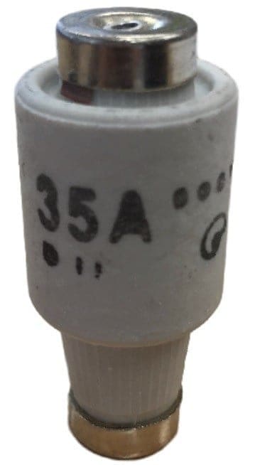 Glaszekering van 35 ampère, uitgevoerd in wit keramiek met metalen uiteinden. Geschikt voor gebruik in elektrische installaties ter bescherming van circuits. De afmetingen zijn standaard voor een snel fuseerbare zekering, en het ontwerp biedt duurzame en milieuvriendelijke eigenschappen door het gebruik van keramisch materiaal. Ideaal voor toepassingen in huishoudelijke en industriële elektrische systemen.