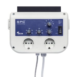 SPC 8 Ampère regelaar van SMSCOM, geschikt voor ventilatie. Deze witte elektronische unit heeft twee contactdozen en biedt instelbare ventilatorsnelheden en temperatuurregeling. Met een overzichtelijk bedieningspaneel, voorzien van draaiknoppen en een aan/uit-schakelaar, is de unit eenvoudig te gebruiken. Ideaal voor gebruik in kassen en andere omgevingen waar regulering van luchtcirculatie en temperatuur vereist is. Het apparaat ondersteunt duurzame praktijken door een efficiënte energiehuishouding.