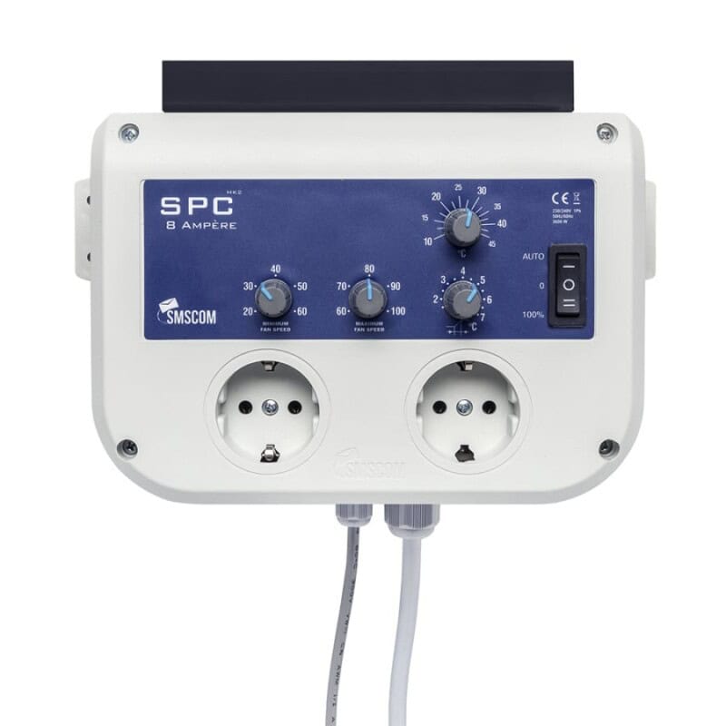 SPC 8 Ampère regelaar van SMSCOM, geschikt voor ventilatie. Deze witte elektronische unit heeft twee contactdozen en biedt instelbare ventilatorsnelheden en temperatuurregeling. Met een overzichtelijk bedieningspaneel, voorzien van draaiknoppen en een aan/uit-schakelaar, is de unit eenvoudig te gebruiken. Ideaal voor gebruik in kassen en andere omgevingen waar regulering van luchtcirculatie en temperatuur vereist is. Het apparaat ondersteunt duurzame praktijken door een efficiënte energiehuishouding.