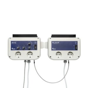 SPC en Slave besturingssystemen voor verlichting, geschikt voor gebruik in tuinen en kwekerijen. Gemaakt van wit en blauw kunststof. Beide systemen zijn voorzien van meerdere aansluitingen met een capaciteit van 16 Ampère. De SPC-eenheid beschikt over instelknoppen voor lichtintensiteit en timing, terwijl de Slave-eenheid als extender fungeert. Geschikt voor het efficiënt beheren van energieverbruik en het optimaliseren van plantengroei met elektronicaprodukten. Duurzaam en energiezuinig ontworpen.