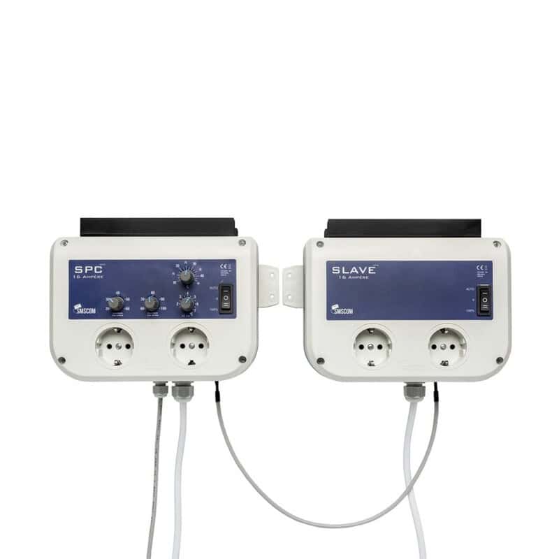SPC en Slave besturingssystemen voor verlichting, geschikt voor gebruik in tuinen en kwekerijen. Gemaakt van wit en blauw kunststof. Beide systemen zijn voorzien van meerdere aansluitingen met een capaciteit van 16 Ampère. De SPC-eenheid beschikt over instelknoppen voor lichtintensiteit en timing, terwijl de Slave-eenheid als extender fungeert. Geschikt voor het efficiënt beheren van energieverbruik en het optimaliseren van plantengroei met elektronicaprodukten. Duurzaam en energiezuinig ontworpen.