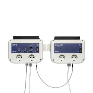 Stroomsysteem bestaande uit twee controllers, SPC en SLAVE, met een maximum van 16 ampère. Gemaakt van hoogwaardig kunststof in een lichtgrijze en blauwe kleur. Het systeem is ontworpen voor gebruik in tuin- en aquacultuurtoepassingen, met aangesloten stroomvoorzieningen voor verschillende apparaten. Geschikt voor zowel binnen- als buitentoepassingen. Voorzien van aanpassingsknoppen voor eenvoudige controle van de stroomverdeling. Duurzaam en efficiënt voor energiebeheer.