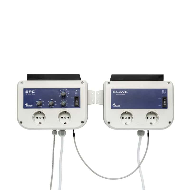 Stroomsysteem bestaande uit twee controllers, SPC en SLAVE, met een maximum van 16 ampère. Gemaakt van hoogwaardig kunststof in een lichtgrijze en blauwe kleur. Het systeem is ontworpen voor gebruik in tuin- en aquacultuurtoepassingen, met aangesloten stroomvoorzieningen voor verschillende apparaten. Geschikt voor zowel binnen- als buitentoepassingen. Voorzien van aanpassingsknoppen voor eenvoudige controle van de stroomverdeling. Duurzaam en efficiënt voor energiebeheer.