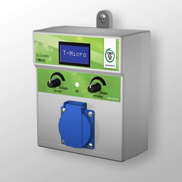 CO2-controller T-Micro, vervaardigd van duurzaam kunststof in een grijze kleur. Voorzien van een gebruiksvriendelijk digitaal display en instelknoppen voor het regelen van CO2-niveaus tot 2000 ppm. Inclusief blauwe aansluiting voor externe apparatuur. Ontwikkeld voor precisiebewaking van CO2-omstandigheden in kassen of gecontroleerde groeiomgevingen, met een hysterese-instelling voor optimale prestaties en eenvoudige installatie. Minimale impact op het milieu door energie-efficiënt ontwerp.