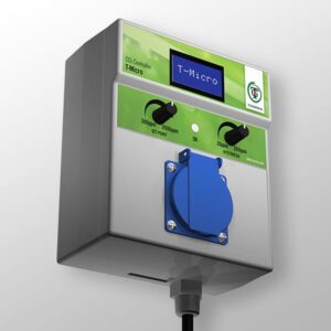CO2-controller T-Micro met een digitaal display. Het apparaat heeft instelknoppen voor het regelen van de CO2-niveaus met een bereik van 300 tot 2000 ppm. Gemaakt van duurzame materialen in de kleur grijs en groen. De controller is ontworpen voor gebruik in een gecontroleerde omgeving, zoals een kweekruimte, en draagt bij aan de optimalisatie van plantengroei door een nauwkeurige CO2-regeling. Uitgerust met een blauwe plug voor verbinding, waardoor installatie eenvoudig is.